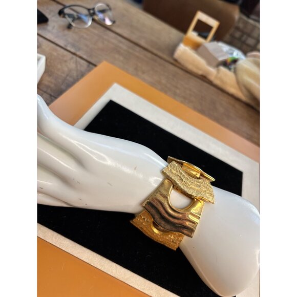 Vintage Gold-Toned Wide Textured Link Bracelet With Wave Design - Picture 10 of 15